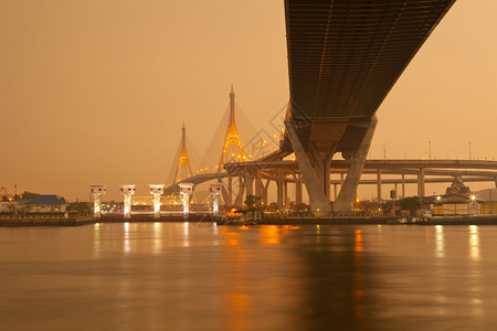 泰国的BhumibolBridge两度跨越ChaoPhraya河超普密蓬暮图片