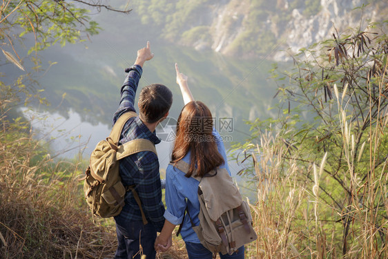 拥抱喜悦女士爱人享受着风景的年轻亚洲游客图片