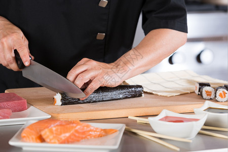 堀北真希写真照亚洲厨师在餐厅准备美味的寿司盘子日本人背景