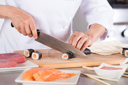 厨师切寿司卷图片