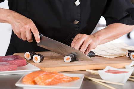 食物厨师在餐厅准备美味的寿司盘子新鲜图片