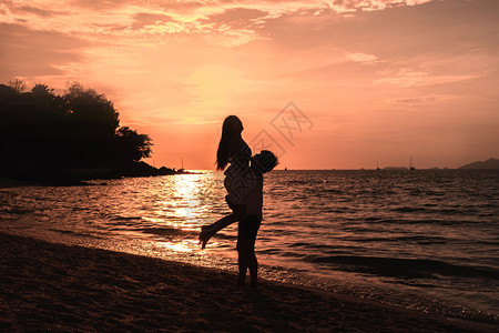 传统奢华天空一对夫妇在泰国高利普海滩上放松美丽的夕阳暑假图片