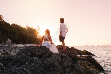 麦岛一对夫妇在泰国高利普海滩上放松美丽的夕阳暑假户外图片