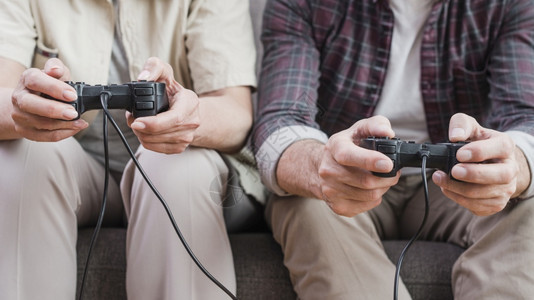 情侣一起玩电游戏轻松男人技术图片