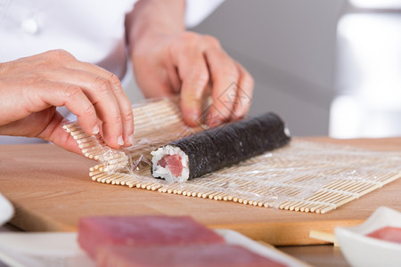 生的放新鲜厨师在餐厅准备美味的寿司图片