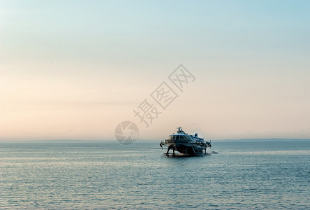 旅行漂浮在河流上的氢氟油浓雾中的水土翼艇迅速图片