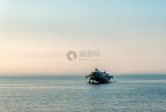 旅行漂浮在河流上的氢氟油浓雾中的水土翼艇迅速图片