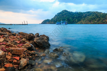 景观自然海浪上漂浮着一艘船图片