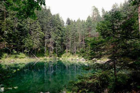 云户外湖边的夏季山地景观区松散的概念在山中高图片