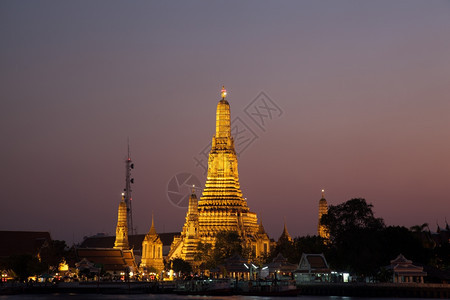 太阳慢地消失在泰国的黑暗天空景点中在晚上的WatArtrun黄昏佛塔图片