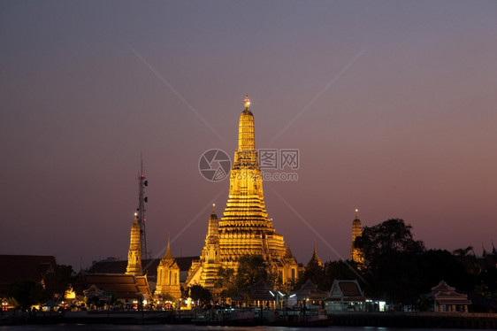 太阳慢地消失在泰国的黑暗天空景点中在晚上的WatArtrun黄昏佛塔图片