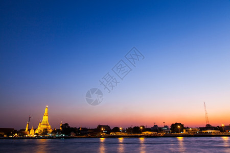 太阳慢地消失在泰国的黑暗天空景点中在晚上的WatArtrun夜晚灵文化图片