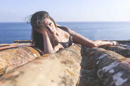 身体自然感黑头发女人的肖像夏天图片