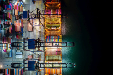 夜景集装箱船在深海港口装卸商业服务和工货物流进出口运在公海集装箱船的鸟瞰图集装箱载货物船无人机工业的重图片