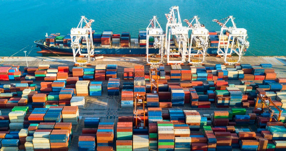 上海空中俯视商业码头货运全球务集装箱船海运物流进出口货集装箱船物运装港起重机最佳图片
