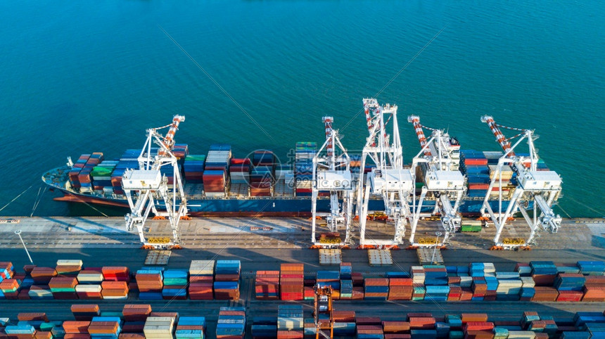 载体空中俯视商业码头货运全球务集装箱船海运物流进出口货集装箱船物运装港新加坡口图片