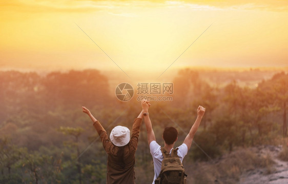 徒步登山旅行者一起举手来庆祝图片