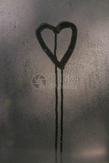 湿的窗口露珠用运行的落下绘制心形窗口露画心脏形状凉爽的天图片
