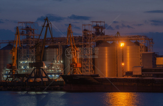 货物欧洲乌克兰敖德萨海港和货运码头的全景夏夜在乌克兰敖德萨海港的夜晚终端图片