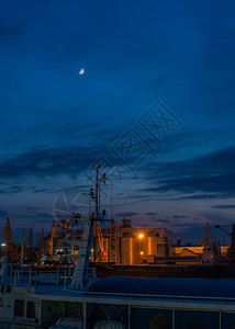 乌克兰敖德萨海港和货运码头的全景夏夜在乌克兰敖德萨海港的夜晚货物上地标图片