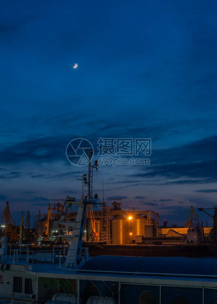 乌克兰敖德萨海港和货运码头的全景夏夜在乌克兰敖德萨海港的夜晚货物上地标图片