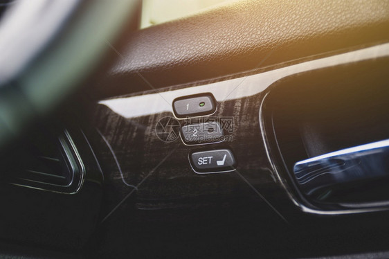 司机里面仪表盘在豪华轿车内安装两套快速倾斜调整存储系统的驾驶座位内存按钮图片