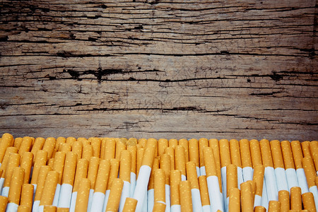 含有古旧变换颜色木制背景的堆叠烟草香风险物质新的图片