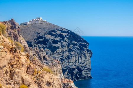 景观在地中海岩石岸的希腊阳光夏日废弃了在海面悬崖上一座蓝色悬崖之上的酒店建筑废弃了位于海底顶端的废弃酒店建筑结石山图片