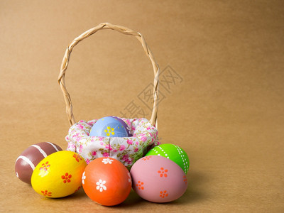 复活节时在右角的棕色背景复活节彩蛋上涂着色的布朗背景复活节鸡蛋和褐背景彩户外盒子夏天图片