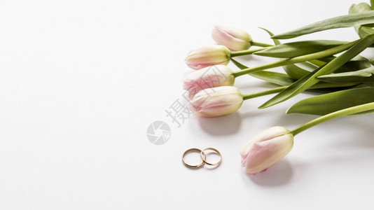 郁金香和订婚戒指图片