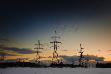 严寒的冬季风景日落时有电线晚上工业的环境图片