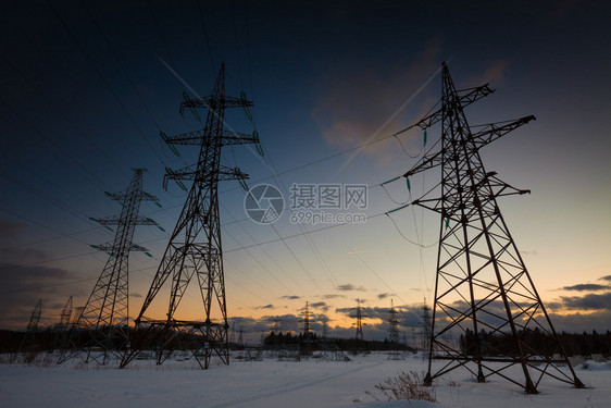 金属天空支柱严寒的冬季风景日落时有电线图片