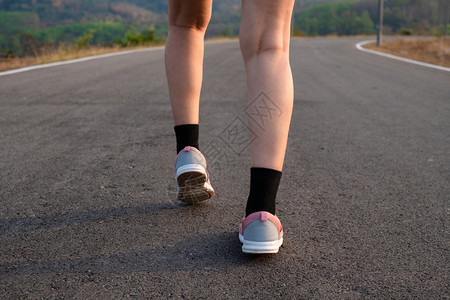 照片背影看体育运动亚洲青年女子穿着运动鞋在路上跑步健身和康生活方式概念等动锻炼重量脚丫子图片