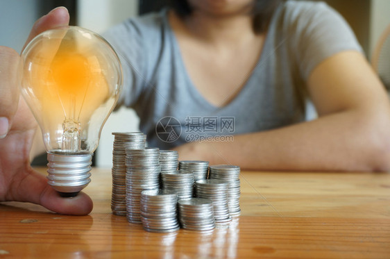 电灯泡的构思会计融资和节约能源概念图片