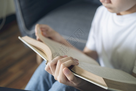 松弛学者专注的年轻女读书手贴近自在图片