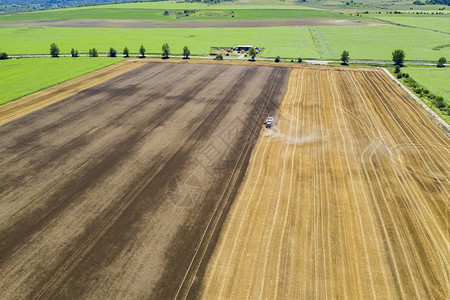 A实地合并收割机的空中观察2186行业机器农田图片