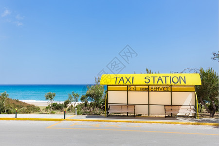 海滨目的地希腊Kefalonia海岸滩和边附近的出租车站路图片
