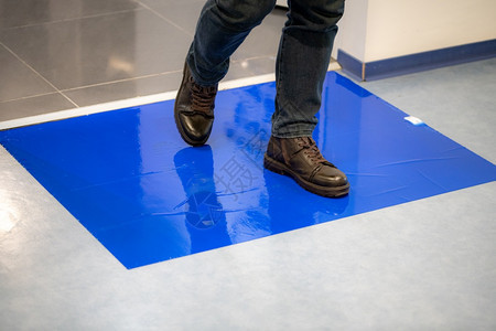 正方形奏鸣曲穿棕色鞋的男人踩着蓝色粘黏胶板贴纸图片