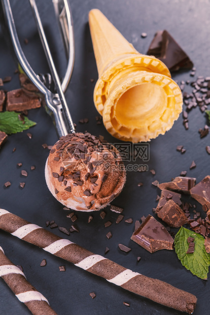 盘子美味的巧克力冰淇淋加鲜果棒甜圈和巧克力在黑板上专心吃冰淇淋新鲜的图片