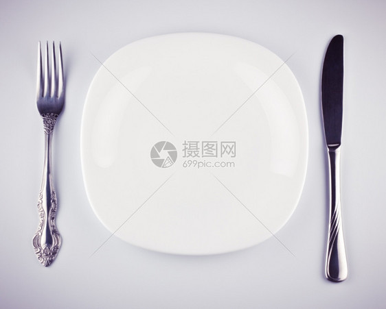 银盘子餐具闪亮的灰色背景上空白盘刀和叉图片