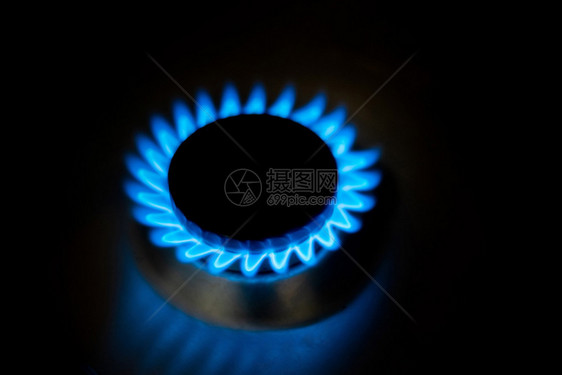 在家中黑背景上燃烧蓝色火焰的天然气家庭化石甲烷一种图片