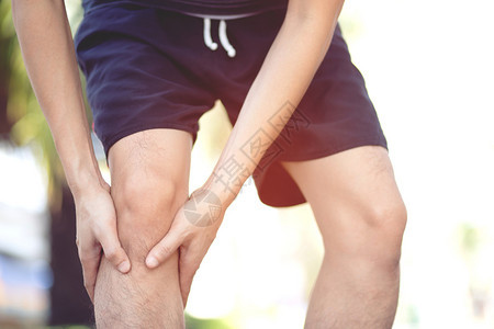 公园里一个膝盖疼痛的男人身体赛跑者韧带图片