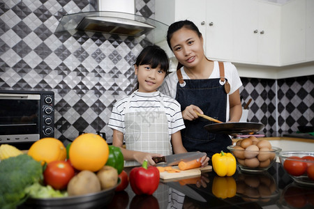 享受健康快乐的家庭有爸妈和她们的女儿在厨房一起烹饪笑声女图片