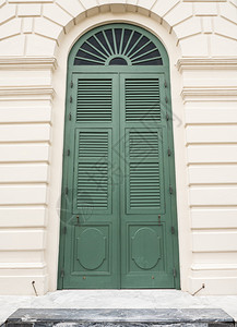 门廊木制的在欧洲风格建筑的丰盛大厦中绿色木制门口图片
