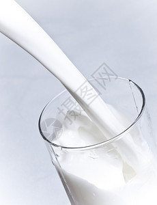 白色的将牛奶倒入玻璃缝合器新鲜图片