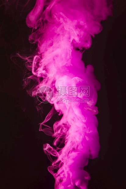 空的黑色背景粉烟雾吸附在黑底粉色的氖图片