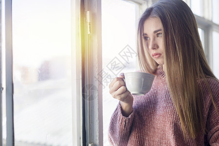 淑女透过窗户看的柔女人天早晨图片