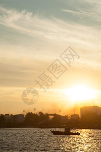 晨光的船清明亮晴的天空海洋风景优美水图片