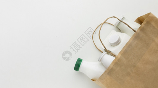 牛奶瓶包装样机空的食物木头带有牛奶瓶的顶面视图纸袋背景