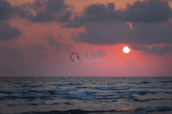 夏天冲浪泰国日落时的热带海滩岸图片